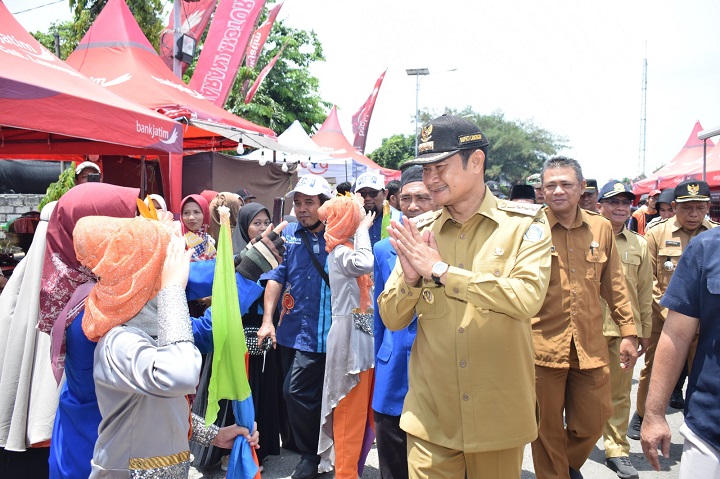 Bupati saat hadir dalam petik laut festival ikan golok Sabrang. SP/MUHAJIRIN KASRUN