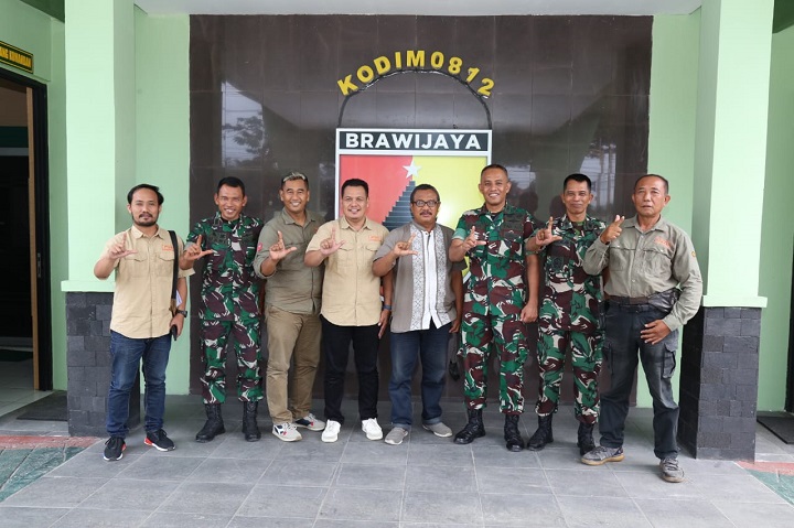 Panitia HPN PWI Lamongan saat berpose bersama Dandim 0812 dan jajarannya usai audensi. SP/MUHAJIRIN KASRUN