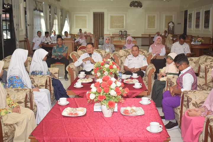 Bupati saat menerima audensi para siswa berprestasi. SP/MUHAJIRIN KASRUN 