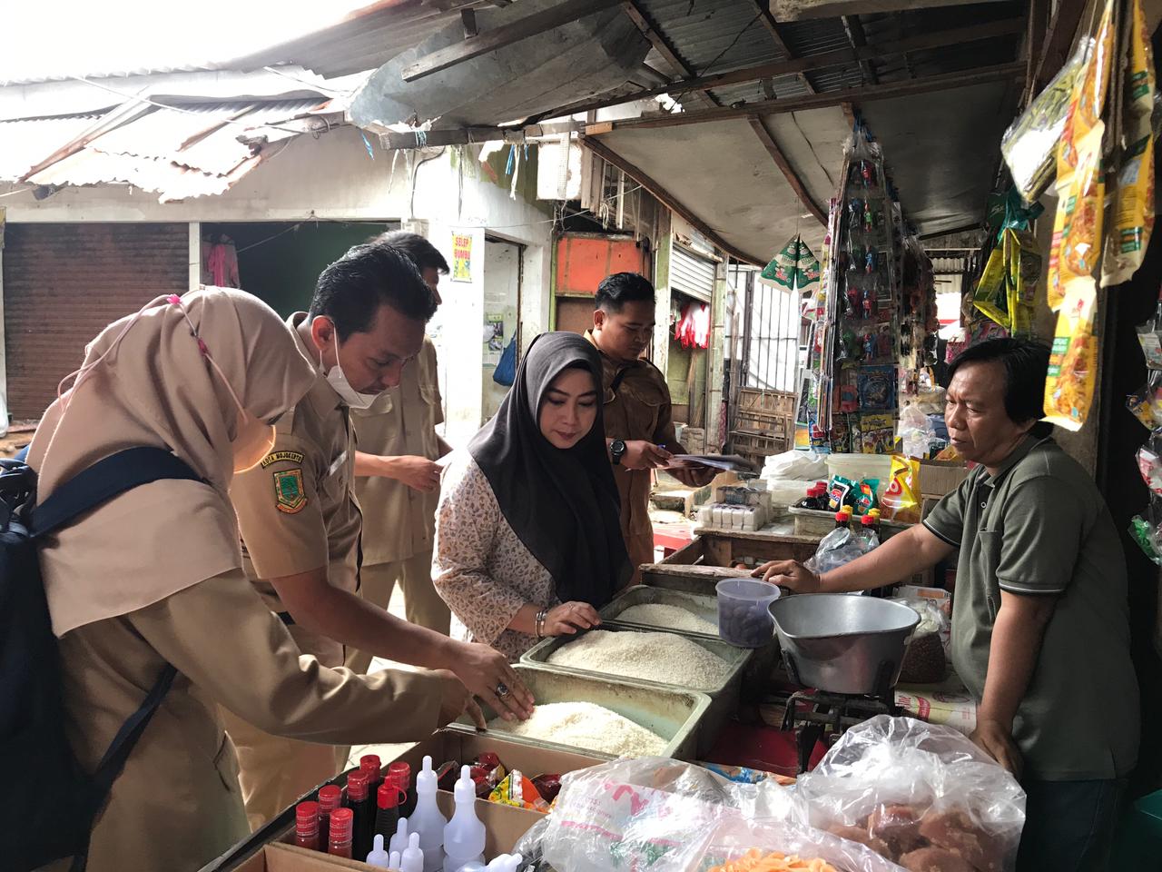 Kepala Diskopukmperindag Kota Mojokerto, Ani Wijaya turun langsung memantau harga beras di Pasar Tanjung Anyar Kota Mojokerto.
