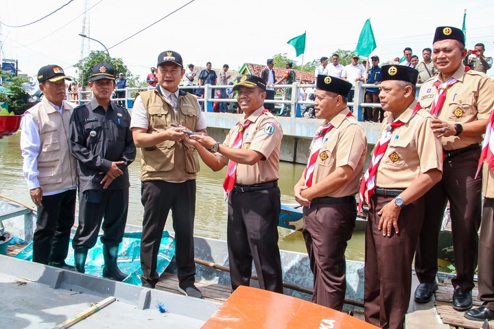 Bupati menerima slenger perahu pencacah Enceng gondok dari ketua Kwarcab Moh Nalikan. SP/MUHAJIRIN KASRUN