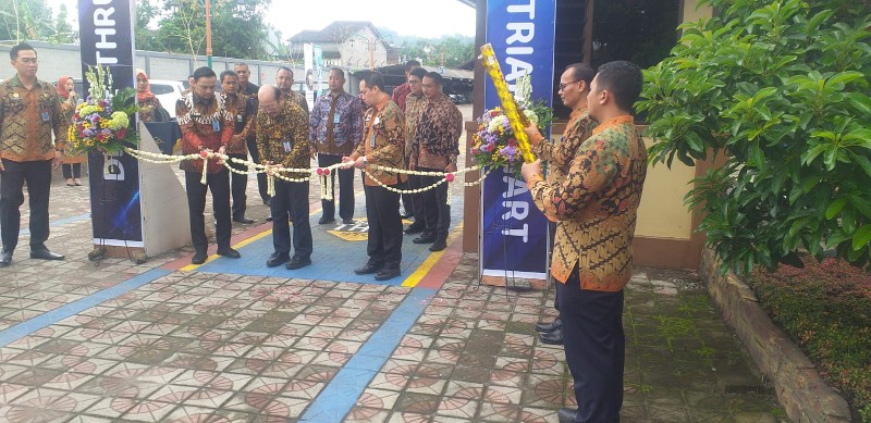 Kantor Imigrasi Blitar lakukan gebrakan dengan pelayanan Drive Thru. SP/Hadi Lestariono 