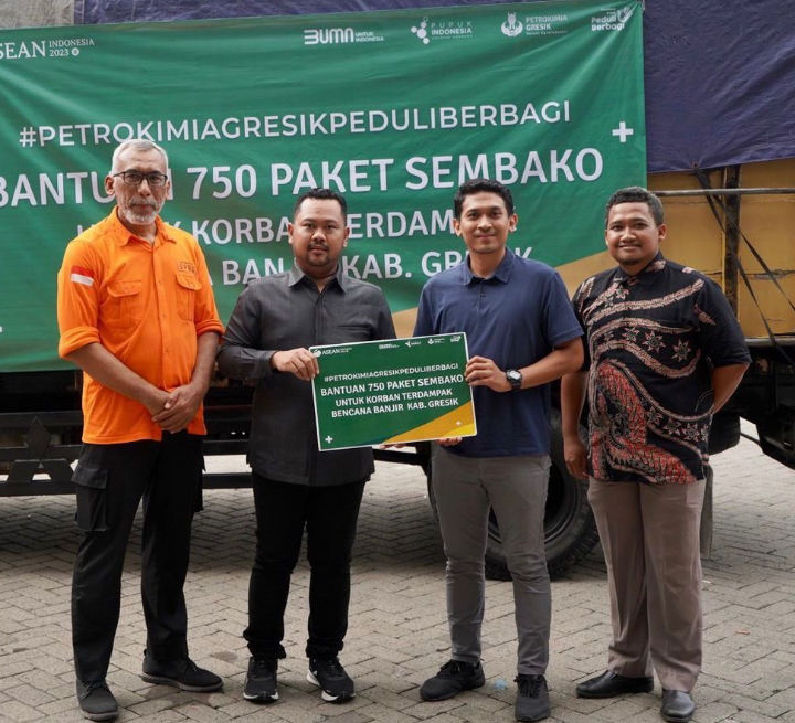 Bupati Gresik Fandi Akhmad Yani didampingi Kepala Pelaksana BPBD Gresik Darmawan saat menerima bantuan untuk korban banjir dari perwakilan Petrokimia Gresik.