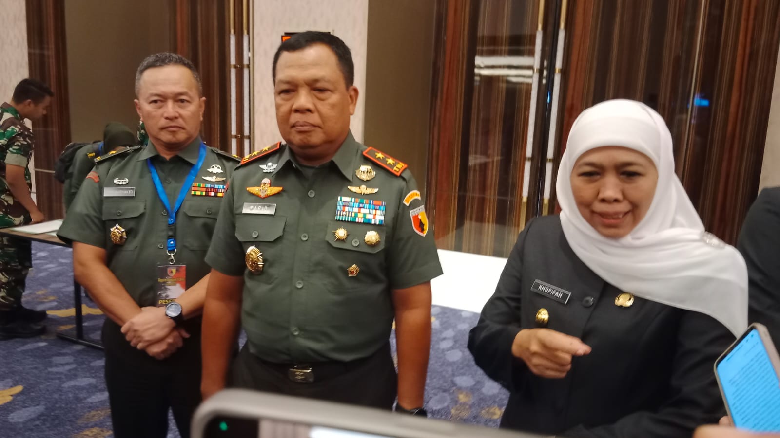 Gubernur Jawa Timur Khofifah Indar Parawansa bersama Pandam V/Brawijaya, Mayjen TNI Farid Makruf. Foto: Pemprov Jatim.