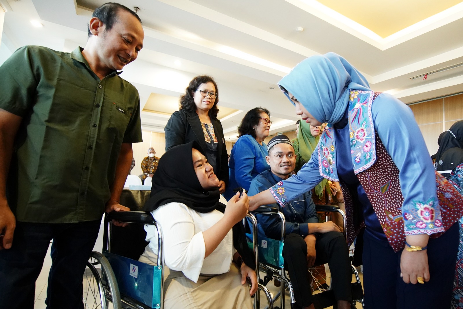 Wali Kota Ning Ita saat berinteraksi dengan peserta Musrenbang Tematik unsur penyandang disabilitas