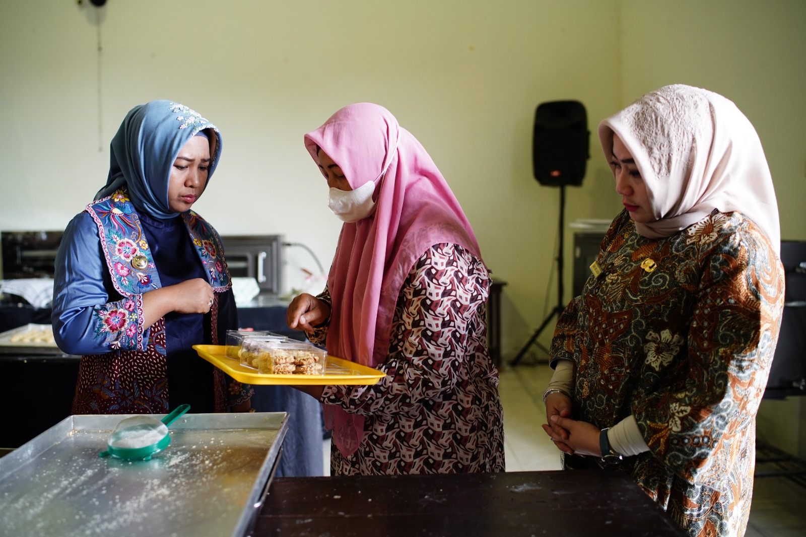 Walikota Ning Ita didampingi Kepala Diskopukmperindag Ani Wijaya saat melihat kue kering buatan peserta pelatihan 