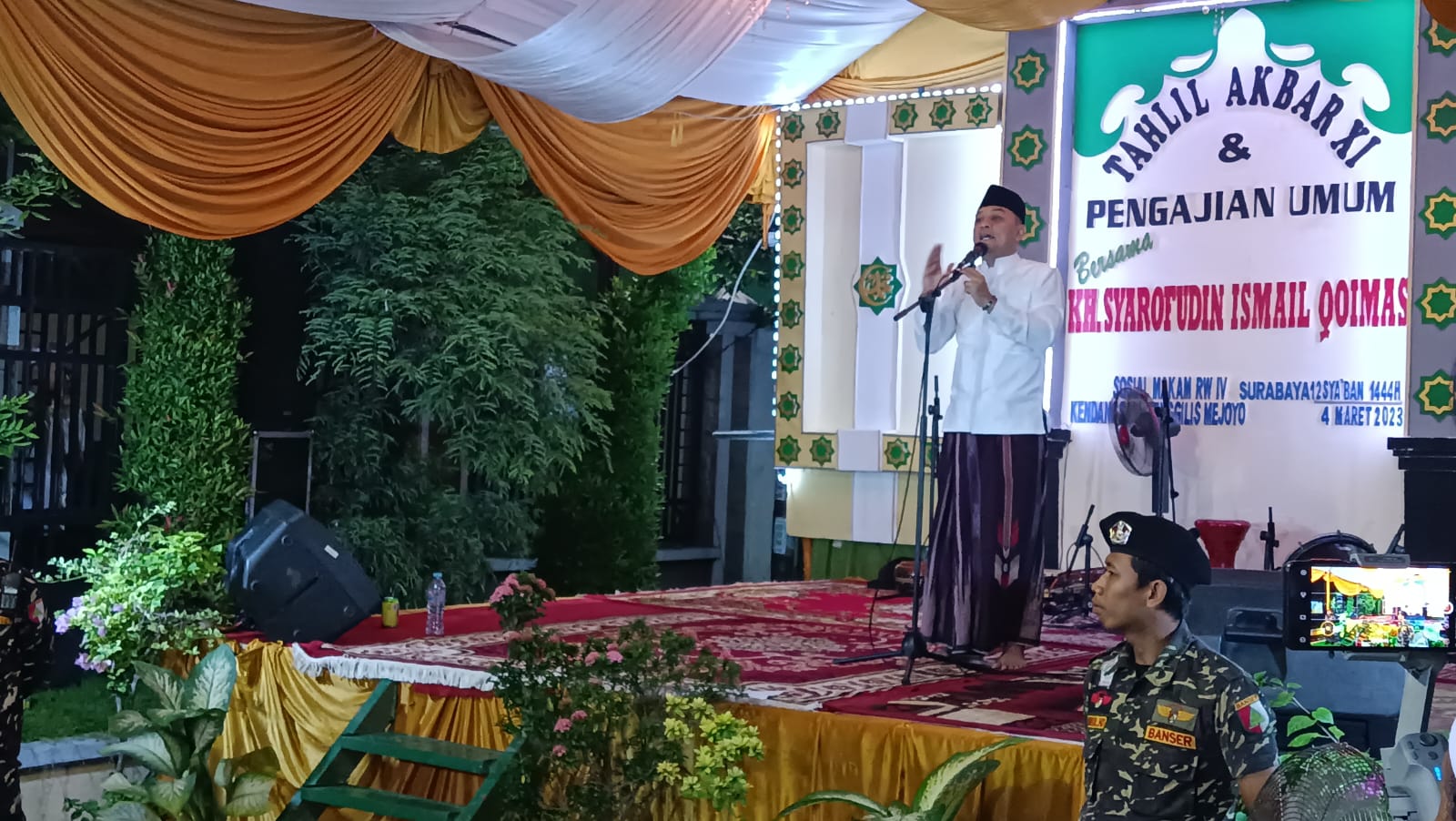 Walikota Surabaya Eri Cahyadi memberikan sambutan pada acara Tahlil Akbar XI di Kelurahan Kendangsari, Sabtu (4/3/2023). 