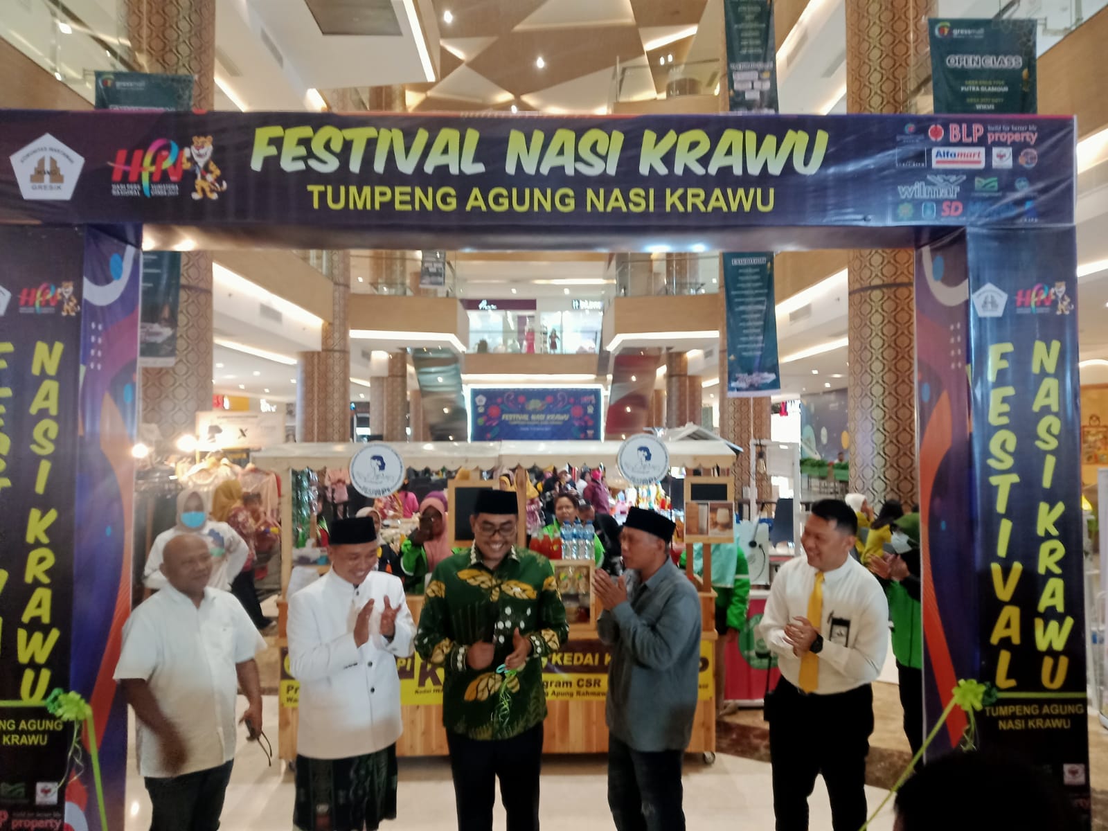 Wakil Ketua MPR Jazilul Fawaid didampingi Ketua DPRD Gresik Much Abdul Qodir saat membuka Festival Nasi Krawu, bertempat di Atrium Gresmall, Kamis (7/3). SP/Grs
