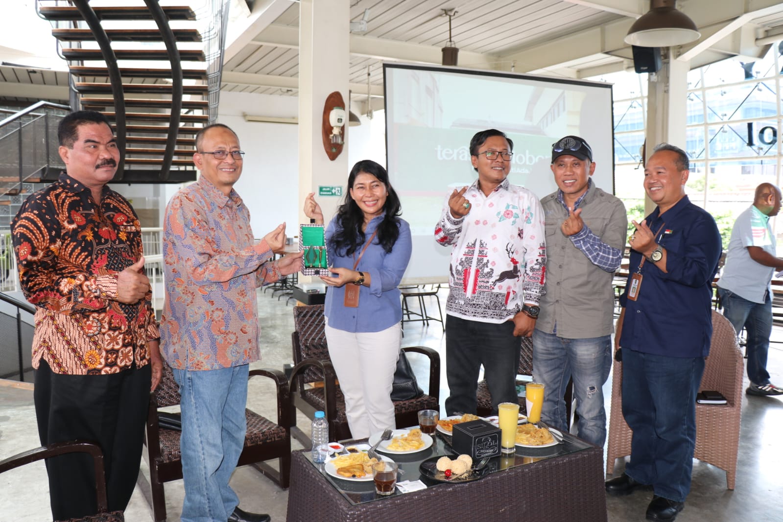 Wakil Ketua DPRD Gresik Ahmad Nurhamim menerima cenderamata dari Kadis Kebudayaan Kota Yogyakarta Yetti Martanti usai berdiskusi seputar pengelolaan kawasan Kawasan Malioboro, Jumat (17/3). SP/Grs