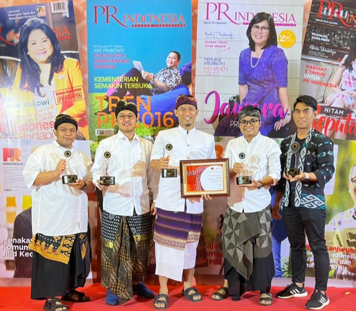 VP Komunikasi Korporat PG, Rama Yusron Harbiansyah (tiga dari kiri) bersama tim, Pts VP CSR PG, Kadek Ardhika Widya Kresna (dua dari kiri) bersama tim usai menerima penghargaan PRIA 2023