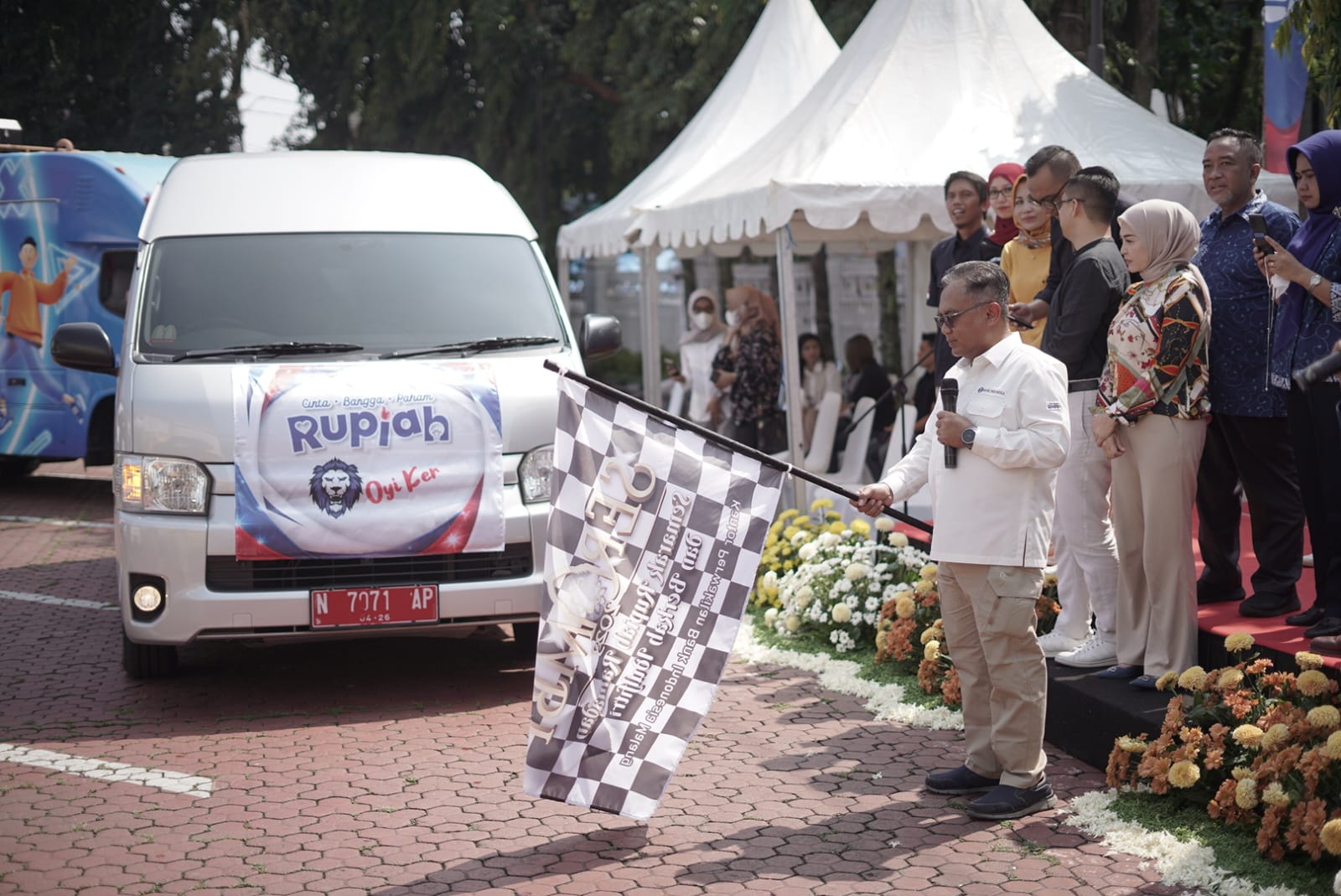 Kepala Perwakilan Kantor Perwakilan BI Malang Samsun Hadi saat memberangkatkan tim penukaran uang lebaran di Kantor Perwakilan BI Malang, Sabtu (25/3/2023).  Foto: BI Jatim.