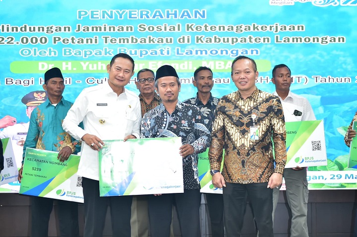 Bupati saat menyerahkan jaminan perlindungan kepada petani tembakau Lamongan. SP/MUHAJIRIN KASRUN