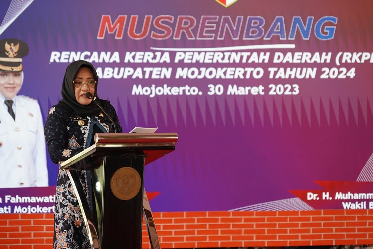Bupati Mojokerto Ikfina Fahmawati  saat membuka Musrenbang RKPD Kabupaten Mojokerto Tahun 2024. SP/ DWI