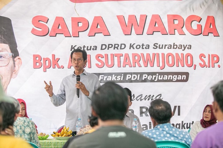 Ketua DPRD Kota Surabaya Adi Sutarwijono saat melakukan sapa warga di Gunung Anyar dan di beberapa wilayah di Surabaya. 