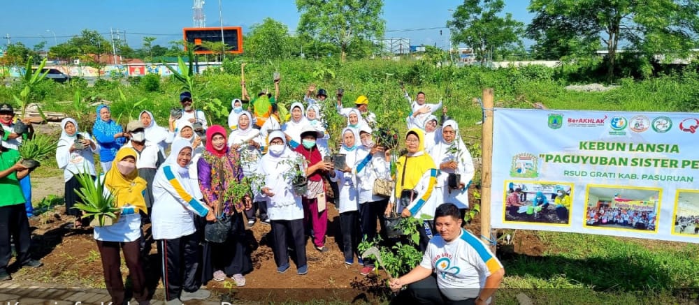 Direktur RSUD Grati drg. Dyah Retno Lestari bersama staf dan Paguyuban sister peri.