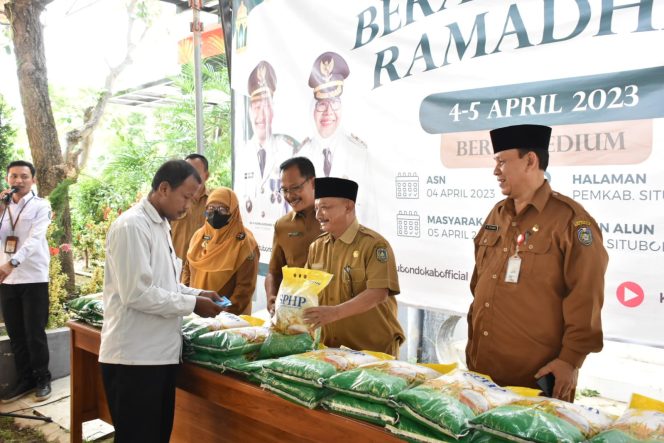 Kegiatan bazar beras murah di halaman belakang Kantor Pemkab Situbondo, Selasa (4/4/2023). Foto: Pemkab Situbondo.