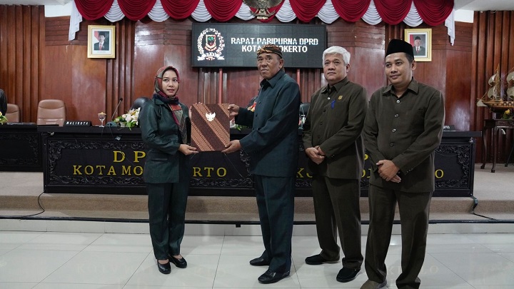 Ketua DPRD Kota Mojokerto menyerahkan dokumen rekomendasi kepada Wali Kota Mojokerto