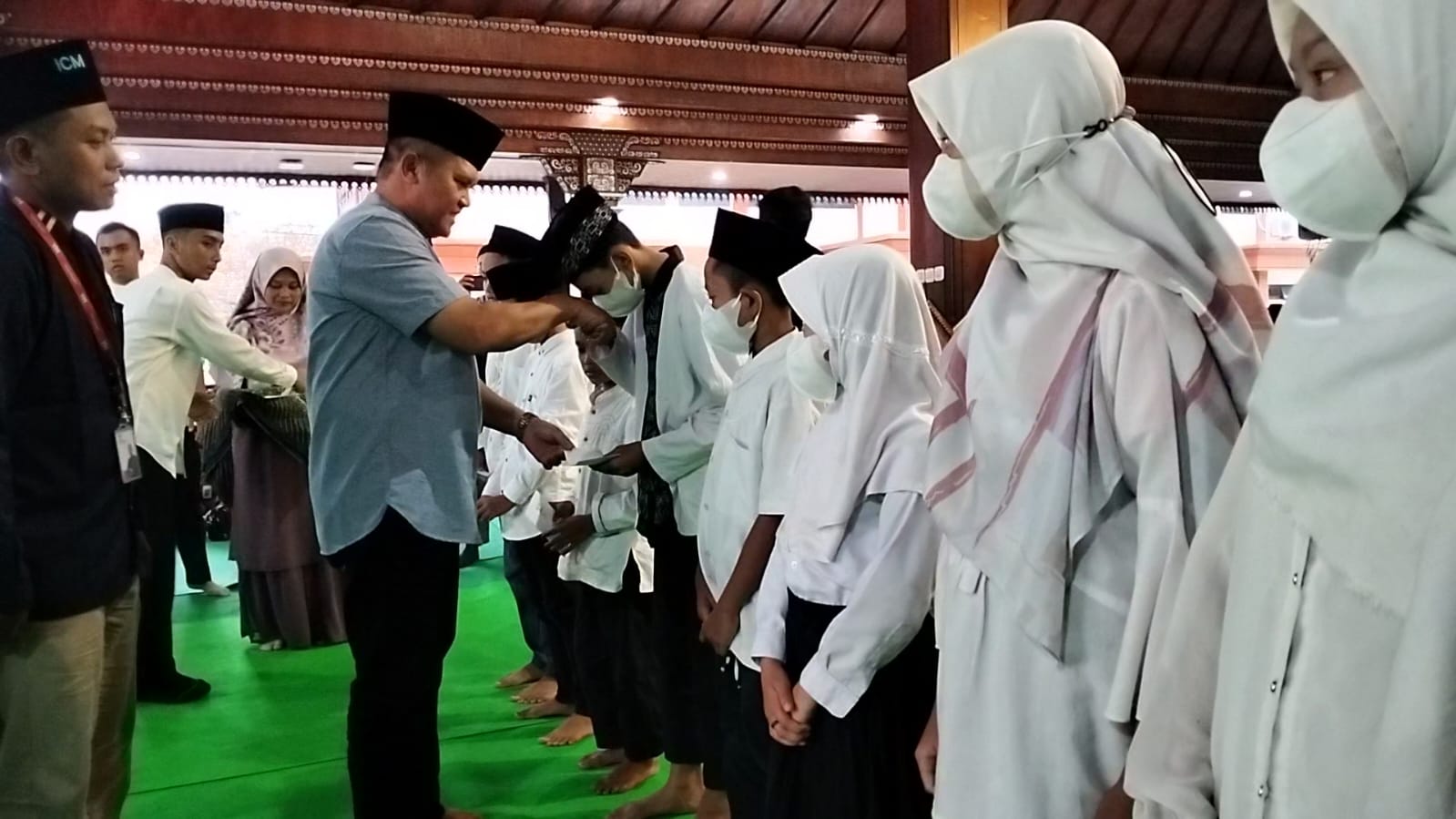 Sekretaris Daerah Kabupaten (Sekdakab) Mojokerto, Teguh Gunarko saat menghadiri santunan anak yatim dan dhuafa di Pendopo Pemkab Mojokerto. Foto: SP/Dwi.