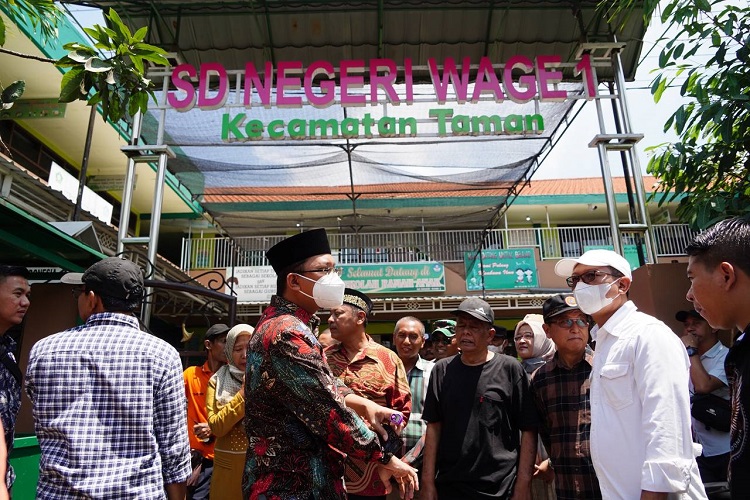 Bupati Sidoarjo saat meninjau Desa Wage yang terkena angin puting beliung. SP/ Hikmah