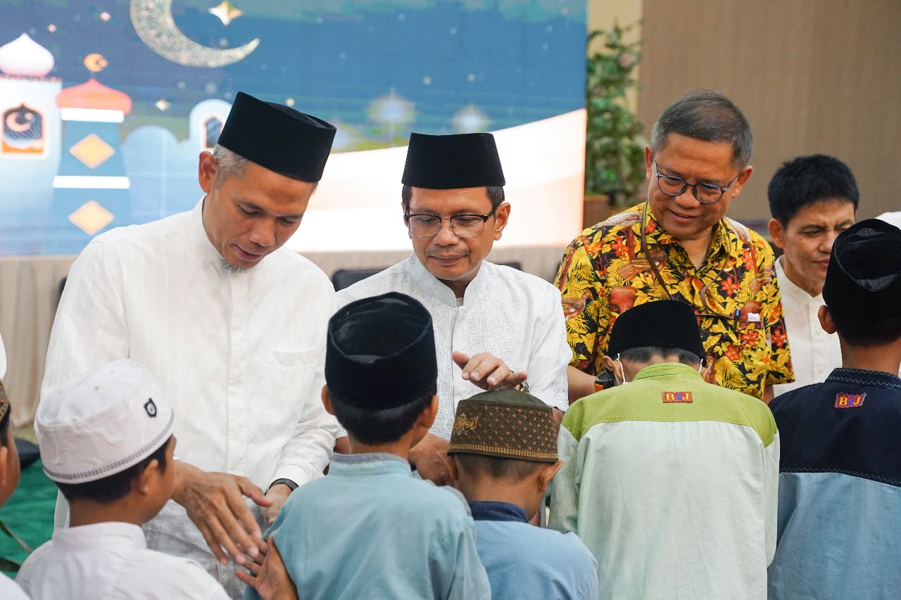 Komisaris Utama SIG, Rudiantara (ketiga kiri), Direktur Utama SIG, Donny Arsal (kedua kiri) berdialog dengan anak yatim pada acara Safari Ramadan SIG, di Pabrik Tuban, Jawa Timur (11/4). Foto: SP/SIG.