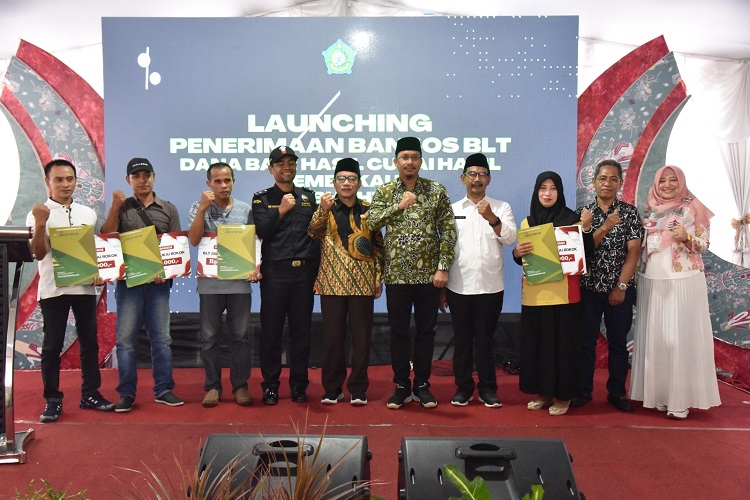 Bupati Sidoarjo Ahmad Muhdlor Ali saat melakukan kunjungan dan menggelontorkan BLT kepada ribuan buruh pabrik rokok di Kabupaten Sidoarjo. SP/Hikmah