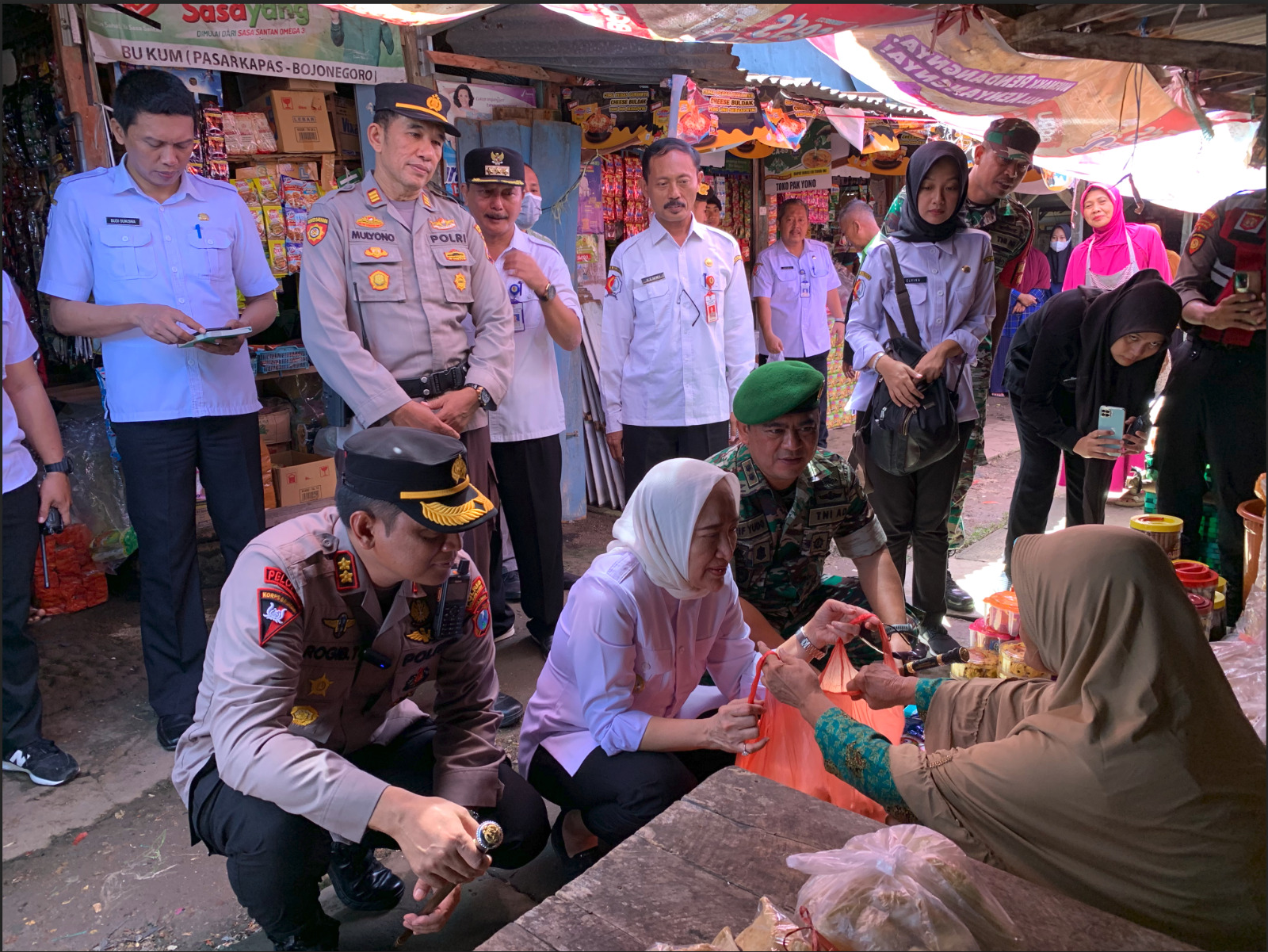 Pemkab Bojonegoro saat melakukan sidak ke pasar Kapas Bojonegoro, Jum’at (14/4/2023). Foto: Pemkab Bojonegoro.