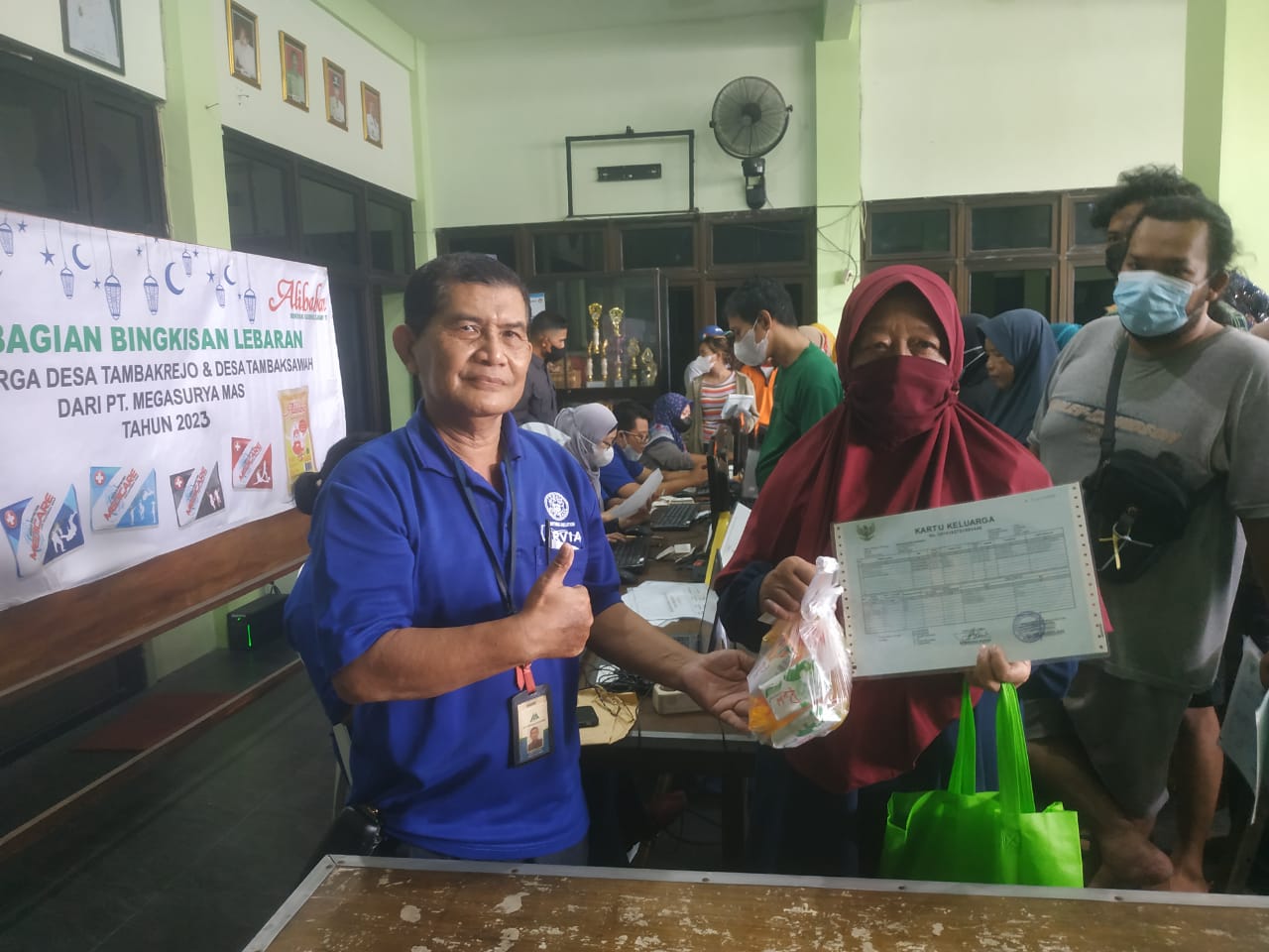 Staf PT Megasurya Mas serahkan bingkisan ke warga Desa Tambakrejo 