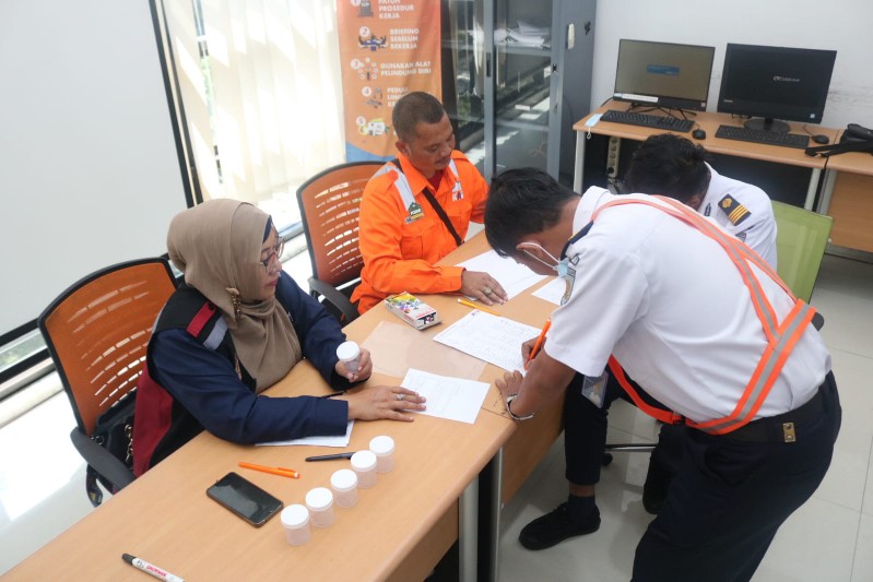 Sejumlah peserta saat mengisi form. SP/Lestariono 