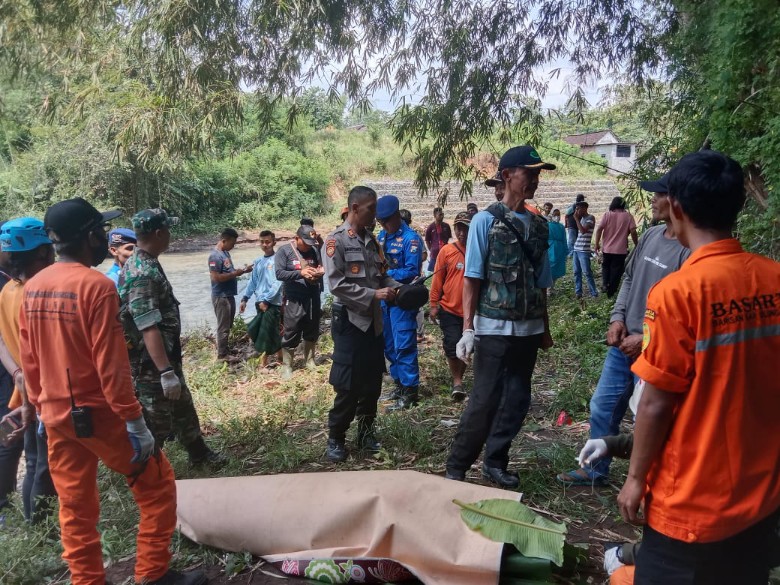 Petugas sebelum mengevakuasi jenazah korban. SP/Lestariono 