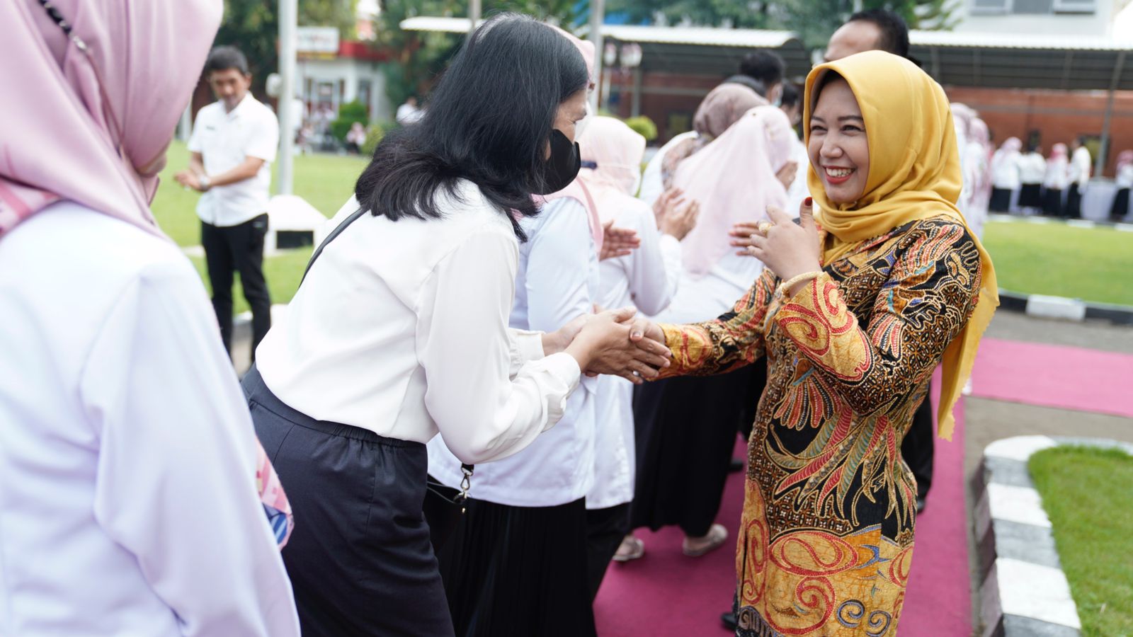 Pimpin Apel Hari Pertama Masuk Kerja, Wali Kota Mojokerto Minta Semua Pelayanan Kembali Normal
