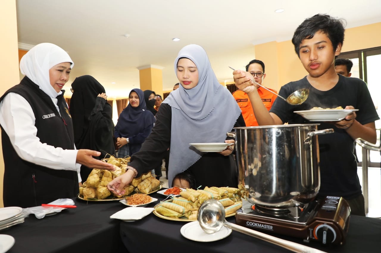Gubernur Khofifah saat menyambut kedatangan warga Jatim penyintas dari Sudan di Asrama Haji Sukolilo Surabaya, Minggu (30/4/2023). Foto: SP/Timotius Devanto.