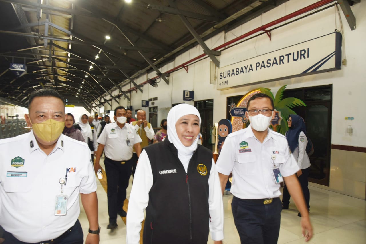 Gubernur Khofifah saat meninjau aktifitas penumpang KA di Stasiun Pasar turi Surabaya, Minggu (30/4/2023). Foto: SP/Timotius Devan.