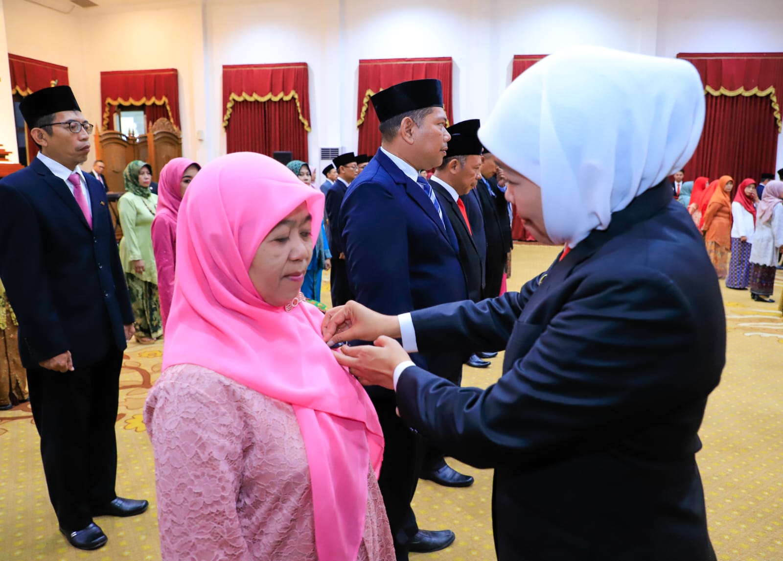 Gubernur Jawa Timur Khofifah Indar Parawansa kembali menyematkan Tanda Kehormatan Republik Indonesia Satyalencana Karya Satya kepada 625 guru di Gedung Negara Grahadi, Rabu (3/5). SP/DEVAN