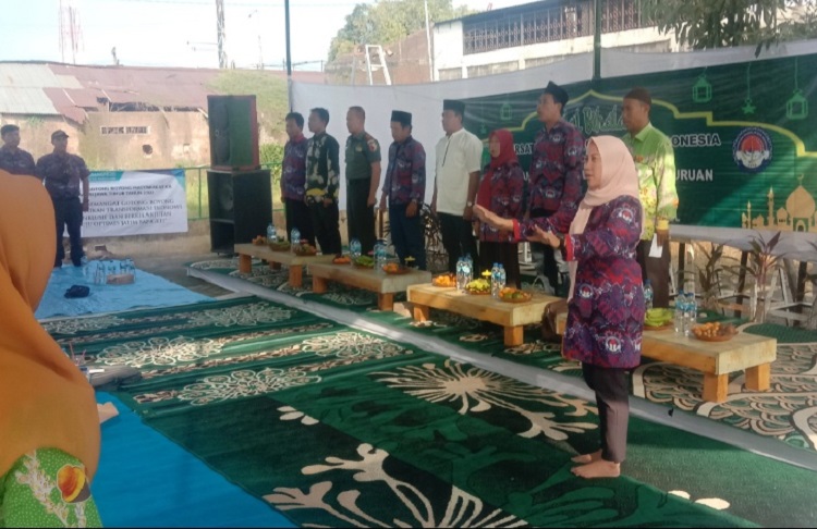 Acara berlangsungnya Halal bihalal Persatuan Perangkat Desa Indonesia (PPDI) di depan pasar  Desa Karangrejo Apollo. SP/ Hikmah