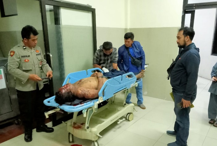 Jenazah korban saat dibawa ke rumah sakit Mardi Waluyo. SP/Lestariono 