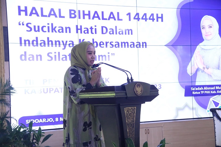 Ketua TP-PKK Kabupaten Sidoarjo Hj.Sa'adah Ahmad Muhdlor, S.Hum saat menggelar halal bi halal bagi anggota TP-PKK se Kabupaten Sidoarjo, Senin (08/05/2023) di Pendopo Delta Wibawa. SP/ Hikmah