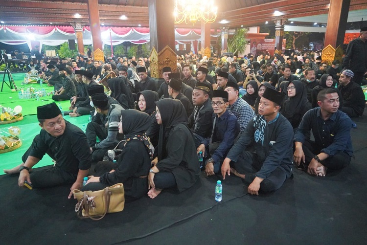 Pelaksanaan parade tumpeng yang dipusatkan di Pendopo Graha Maja Tama (GMT) dipimpin langsung oleh Bupati Mojokerto Ikfina Fahmawati. SP/ DWI