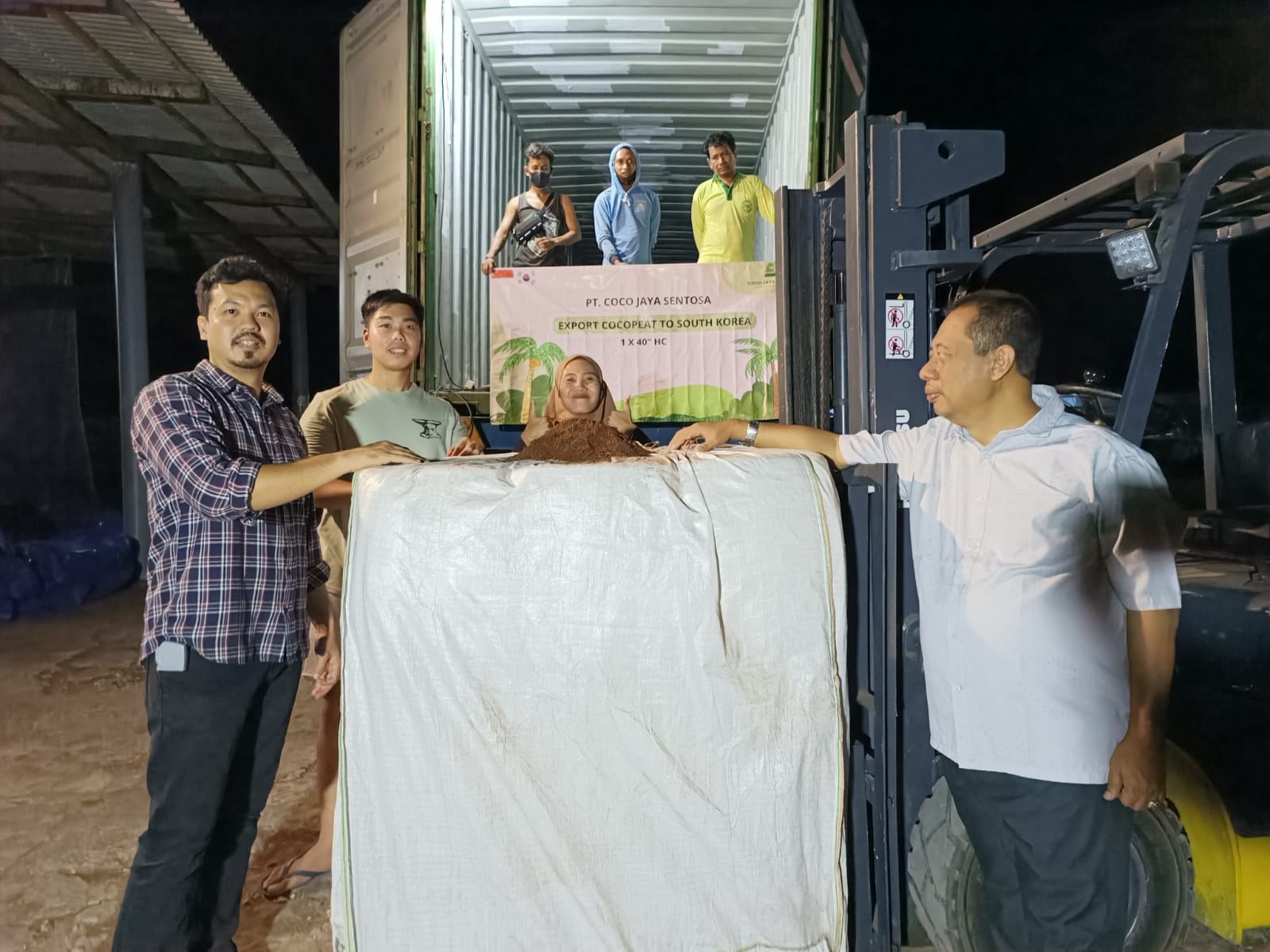 Ekspor serbuk sabut kelapa ke Korea Selatan. Foto: Pemkab Sumenep.