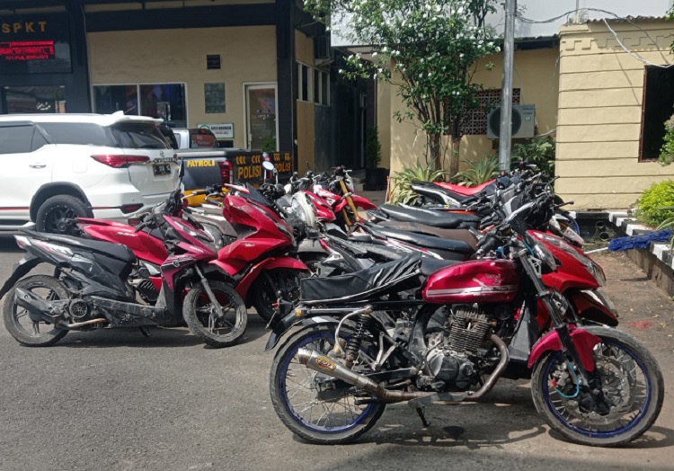 Sejumlah sepeda motor diamankan di Polres Lamongan usai bentrok warga dan oknum perguruan pencak silat. SP/MUHAJIRIN KASRUN