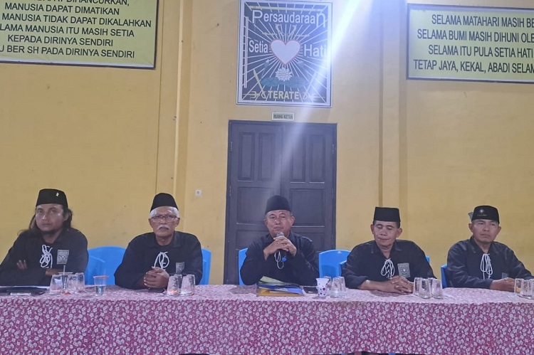 Ketua PSHT Cabang Lamongan Pusat Madiun didampingi beberapa pengurus saat jumpa pers di kantornya. SP/MUHAJIRIN KASRUN