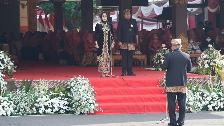 Bupati Mojokerto Ikfina Fahmawati saat upacara peringatan hari jadi Kabupaten Mojokerto ke-730.  SP/Dwy AS