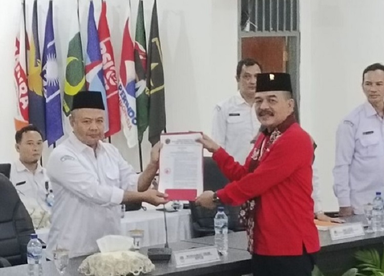 Sumi Harsono ketua DPC PDIP Sidoarjo saat memimpin langsung proses pendaftaran. SP/ HIkmah