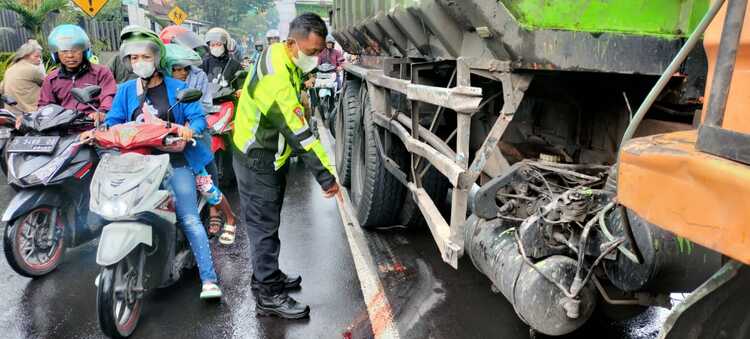 Suasana Jalan licin di depan Gereja Santa Monica Krian, Sidoarjo hingga menyebabkan macet akibat insiden kecelakaan tersebut. SP/ HIKMAH

