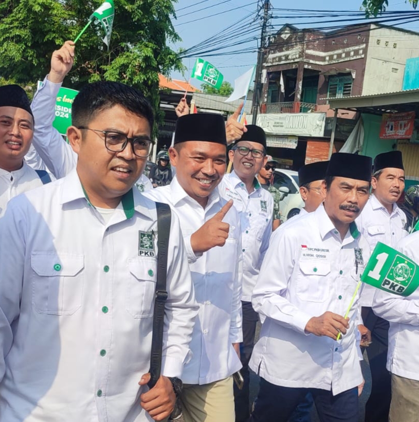 Mantan Wakil Bupati Gresik M Qosim yang kini menjadi Rais Syuriah DPC PKB Gresik ikut rombongan untuk menyerahkan dokumen bacaleg ke kantor KPU, Sabtu (13/5). SP/Grs