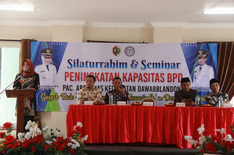 Bupati Mojokerto Ikfina Fahmawati saat menghadiri silaturahmi dan seminar peningkatan kapasitas BPD di Kecamatan Dawarblandong, Sabtu (13/05/2023) siang. SP/ DWI