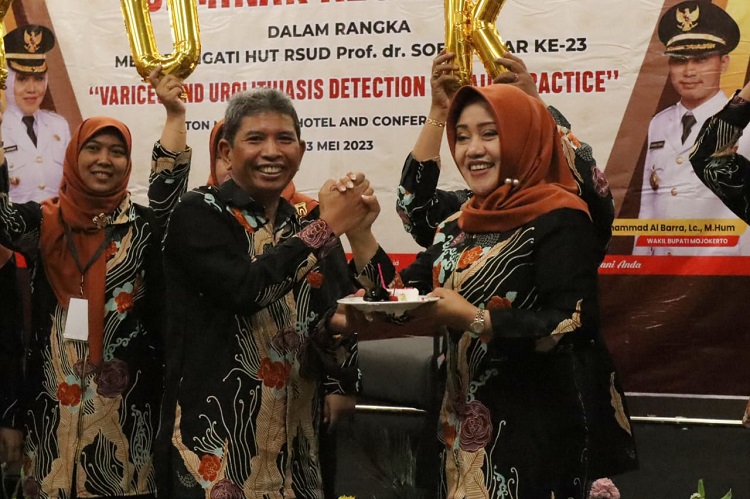 Dalam rangka peringatan HUT ke-23 RSUD Prof.dr. Soekandar, terlihat Bupati Mojokerto Ikfina Fahmawati menghadiri kegiatan seminar kesehatan yang bertempat di Aston Mojokerto Hotel & Conference Center,  Sabtu (13/05/2023) pagi. SP/ DWI