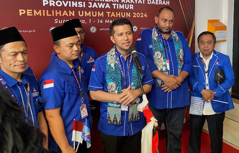 Emil Dardak didampingi Reno Zulkarnaen, Samwil, Arbayanto dan Deddy saat mendaftar di KPU Jatim, Minggu 14/5/2023. Foto : SP/Riko Abdiono