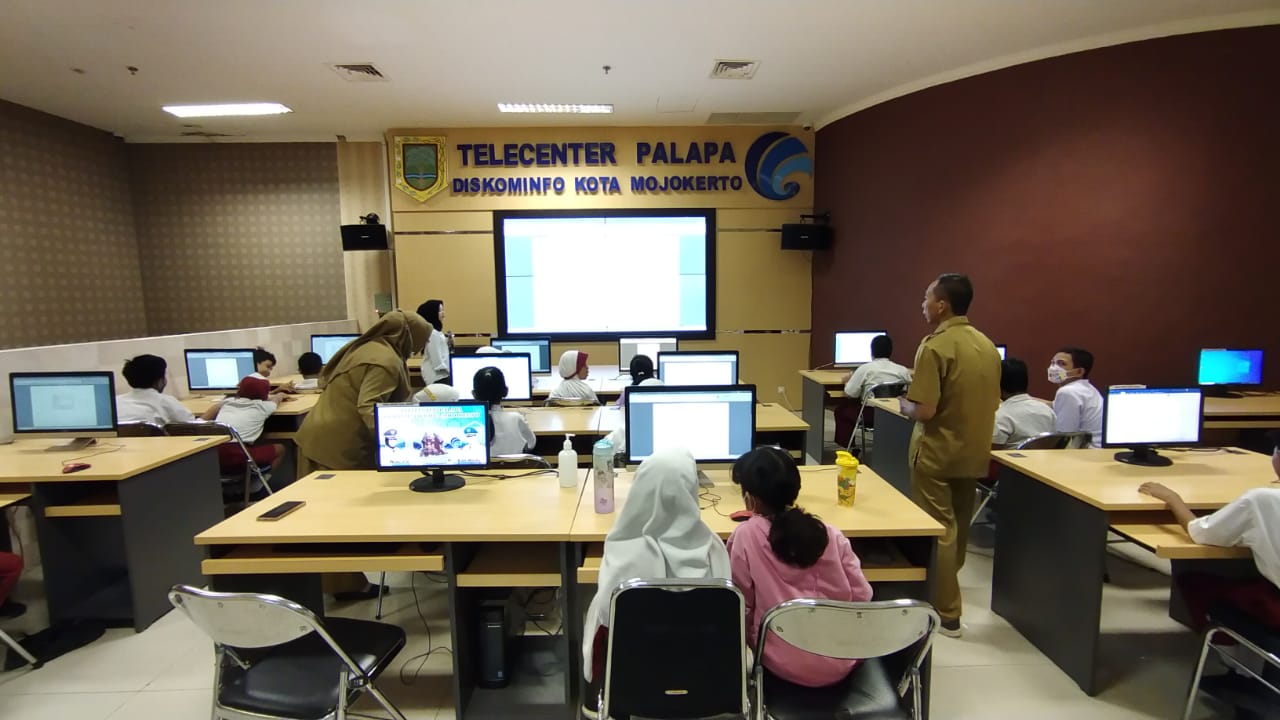 Inovaai SITI PINTER saat mendapat kunjungan dari pelajar