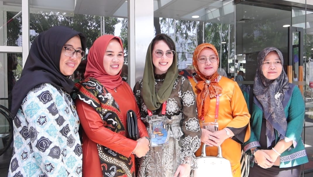 Ketua Dekranasda Jatim, Arumi Bachsin Emil Dardak pada acara Syukuran dan Pameran dalam rangka HUT ke-43 Dekranas, di Medan, Selasa (16/5/2023). Foto: Diskominfo Jatim.