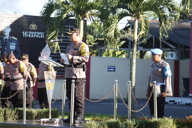 Kapolres Blitar saat memimpin apel. SP/Lestariono 